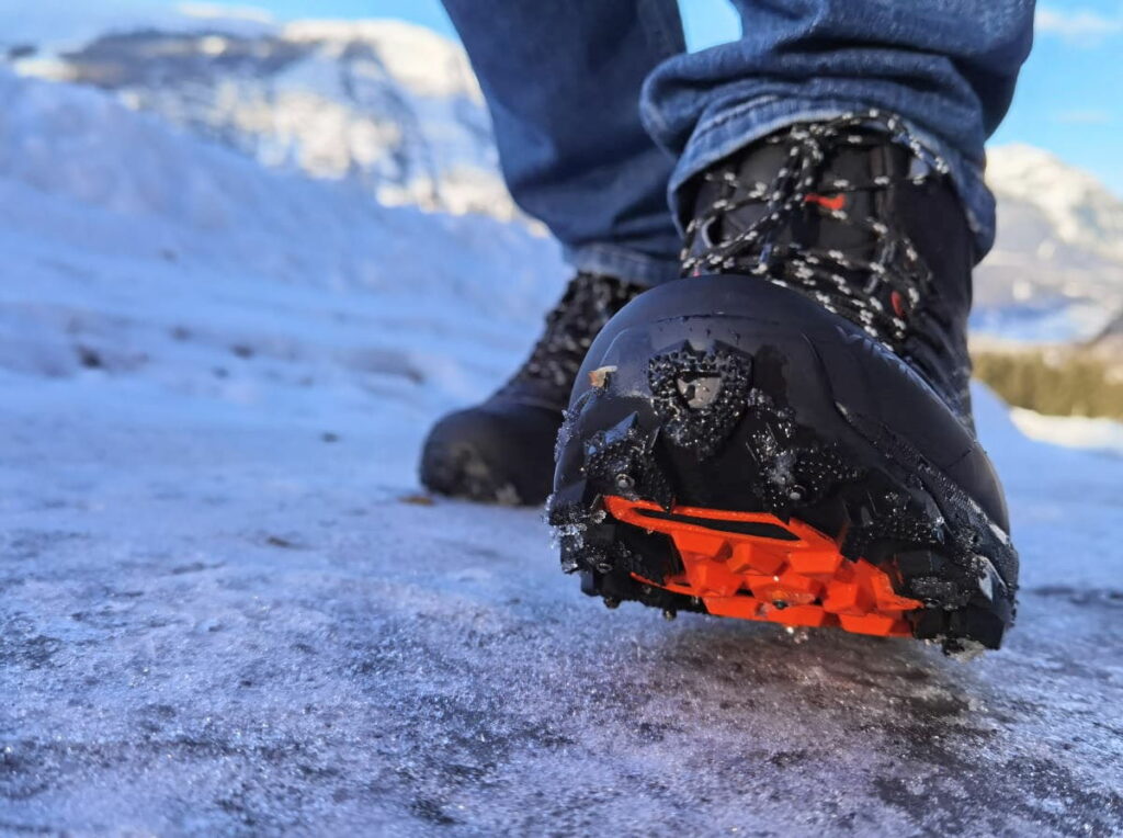 Eisige Wege sind perfekt mit diesen Spikeschuhen zu gehen! Die Eis Spikes halten dich in der Spur.