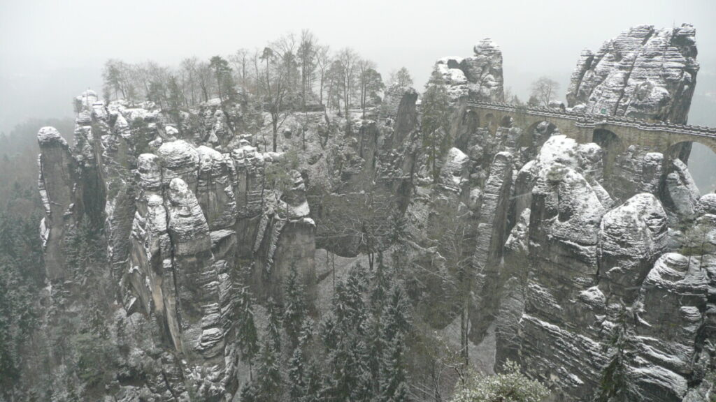 Winterwandernbei der Basteibrücke © Dr. Bernd Gross / Wikimedia Commons / CC BY-SA 3.0