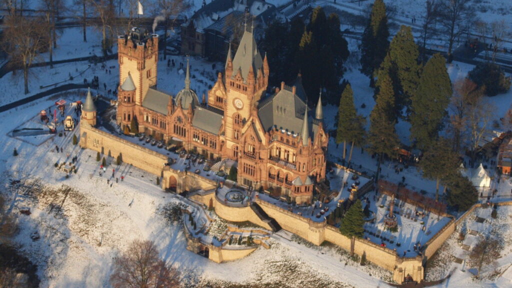 Zum Schloss Drachenburg auf dem Drachenfels winterwandern, Foto: Wolkenkratze, lizenziert unter Creative Commons Attribution-Share Alike 3.0 Unported