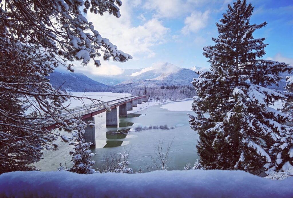 Winterwandern Bayern am Sylvensteinsee