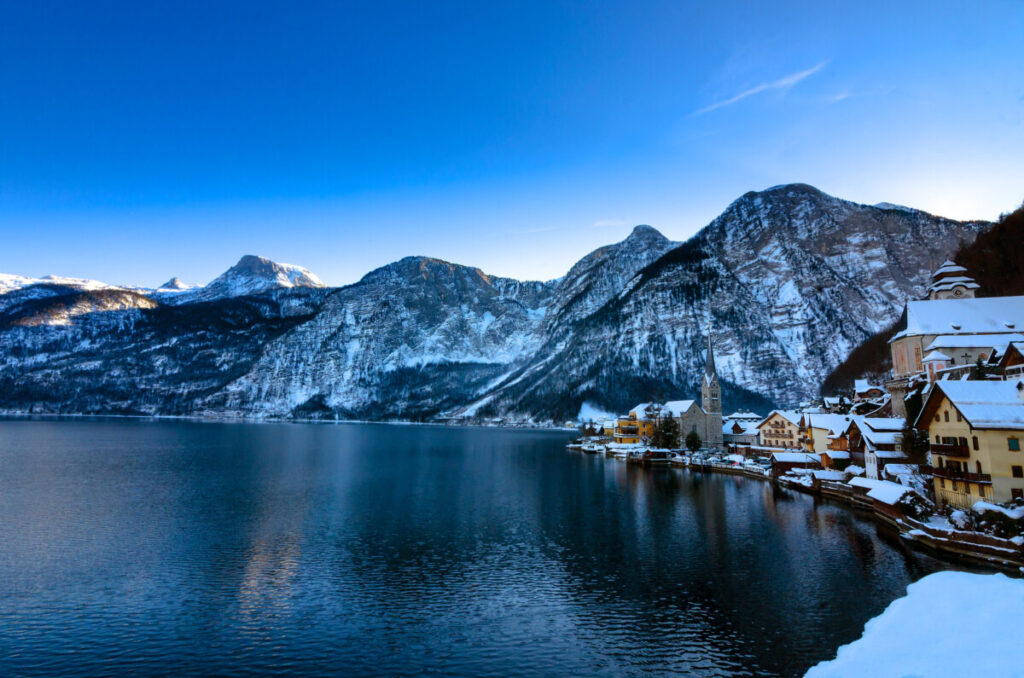 Winterwandern am Hallstätter See, mit Blick auf Hallstatt. Foto: Ioan Sendroiu, CC0, via Wikimedia Commons