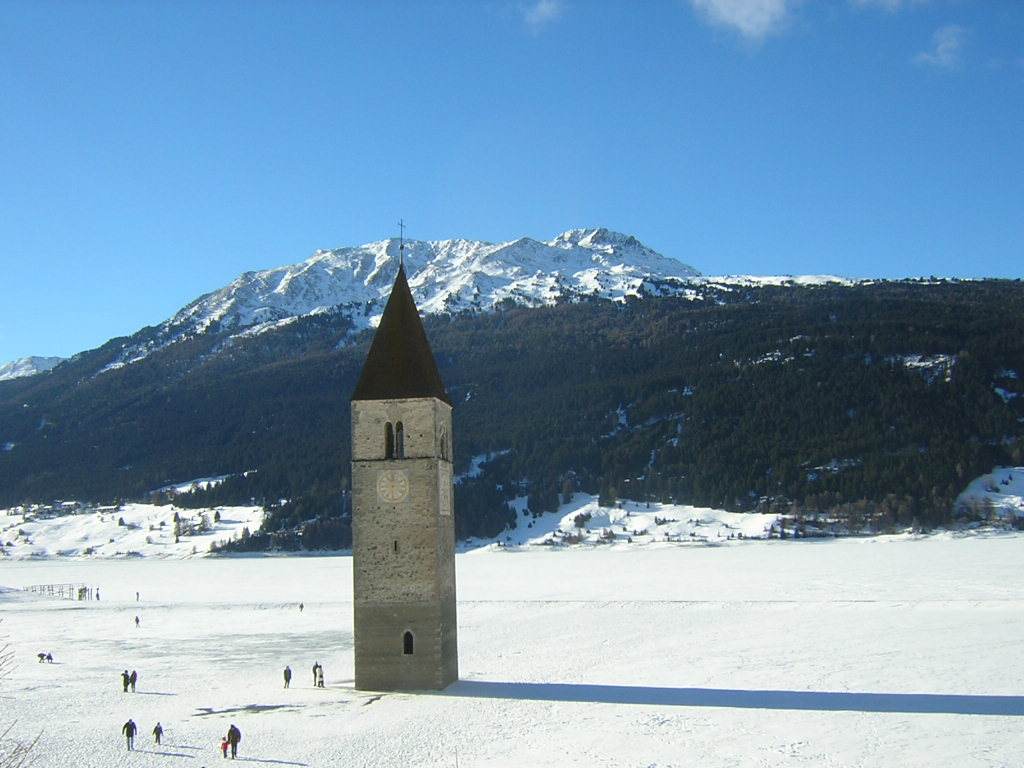Winterwandern um den Kirchturm im Reschensee, © Frederik Schulz / Wikimedia Commons / CC BY-SA 3.0
