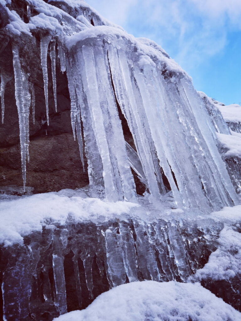 Winterwandern zum gefrorenen Wasserfall